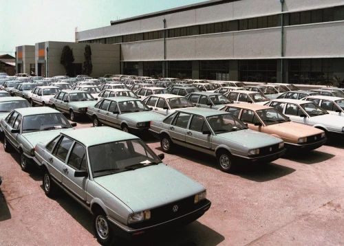 1986年，一批达到国际质量标准的“上海——桑塔纳”轿车即将出厂。图/ 新华 