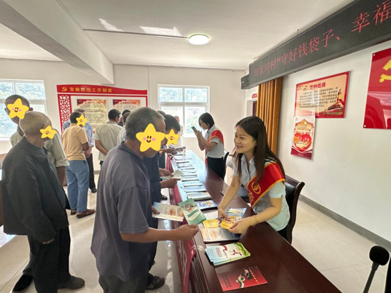 农银人寿十堰中支为村民发放宣传折页并讲解金融知识